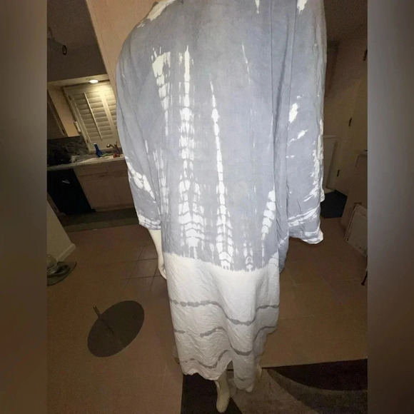 Tie Dye Open Front Kimono with Three-Quarter Sleeves
Grey/white size Medium - Picture 4 of 8